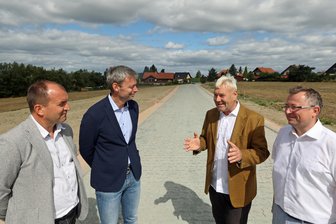 Platz für neue Eigenheime: Wie ein Dorf im Vogtland für einen kleinen Bauboom sorgen will - Uwe Riedel und Bauamtsleiter Karsten Steudel (rechts) im Gespräch mit den Investoren.