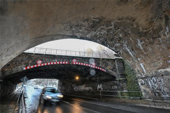 Platz für neue Gleise: Kompromiss im Streit um einstiges Bahngelände in Chemnitz-Hilbersdorf - Sollten in Chemnitz-Hilbersdorf eines Tages tatsächlich zusätzliche Gütergleise in Richtung Niederwiesa verlegt werden, müssten unter anderem auch diese Brücken an der Emilienstraße kostspielig erneuert werden.