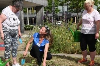 Platz für neue Ideen im Schatten von Marx - Anett Folgner, Ulrike Voigt und Margret Köhler (von links) haben am Karl-Marx-Monument Sonnenblumen gepflanzt.