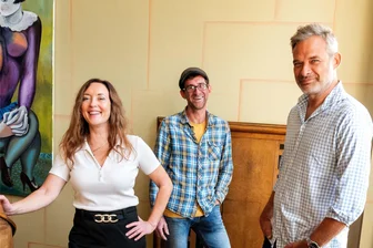 „Platz haben wir genug“: Was die Villa Lebensgrund Mylau vorhat und wer dahintersteht - Willkommen in der Villa Lebensgrund Mylau. Deren Besitzer Sara und Jan Grasnick (rechts) mit Sven Leonhardt, der als Erlebnis- und Sozialpädagoge Angebote für Kitas und Schulen vorbereitet.