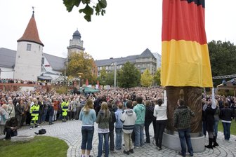 Platz in Plauen wird nach Ehrenbürger Thomas Küttler benannt: Was uns der „Retter der Friedlichen Revolution“ heute noch zu sagen hat - Unter großer Anteilnahme wurde im Oktober 2010 das von Plauener Bürgern finanzierte Wendedenkmal eingeweiht. Nun erhält dieser Platz auch einen Namen.