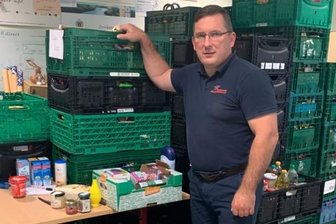 Platznot beim Tafel-Team: Verein plant Großprojekt für die Region - Im Tafelstützpunkt am Wostokweg in Zwickau muss Geschäftsführer Jens Juraschka mit seinem Team schon Büroräume zum Stapeln nutzen.