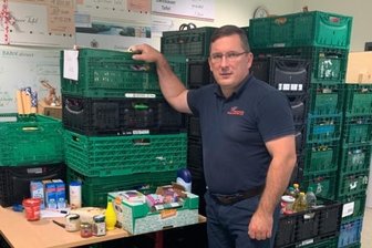 Platznot beim Tafel-Team: Verein plant Großprojekt für die Region - Im Tafelstützpunkt am Wostokweg muss Geschäftsführer Jens Juraschka mit seinem Team schon Büroräume zum Stapeln nutzen. 