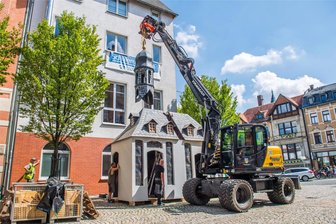 Platzprobleme beim Tag der Sachsen in Aue? Was passiert, wenn zu viele Besucher kommen - In der Inneren Schneeberger Straße in Aue hat am Montag der Aufbau der ersten Verkaufsstände und Buden für den Tag der Sachsen begonnen.