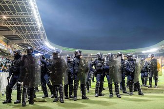 Platzsturm in Nantes – Spielabbruch nach Fan-Ausschreitungen - Polizisten sichern das Spielfeld im Stadion des FC Nantes ab.