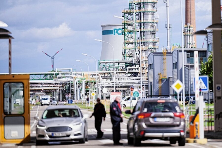 Platzverweis für Rosneft - Fragen und Antworten zur Situation um die Raffinerie in Schwedt - Zwei Autos werden am Eingang der PCK-Raffinerie in Schwedt kontrolliert. Mit der Treuhandlösung für Rosneft Deutschland sieht die Bundesregierung die Zukunft der Raffinerie gesichert. 