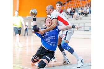 Platzverweis-Schreck für Regionalliga-Handballer des HC Einheit Plauen: Trotzdem klarer Sieg gegen Glauchau/Meerane - HCE-Abwehrchef Lukas Horky (rechts) sieht nach dieser Szene Rot – für Trainer Schuldes eine überzogene Entscheidung.