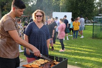 Plauderei bei Steaks und Grillwürstchen -