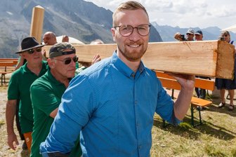 „Plauen allein kann in Sachsen nichts reißen“: Das will Tobias Kämpf für die CDU im Vogtland anders machen - Gilt als wertkonservativer Christ: Tobias Kämpf beim Tragen eines Gipfelkreuzes auf der Plauener Hütte.