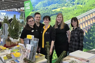 Plauen als lohnendes Reiseziel: Stadt wirbt mit touristischen Angeboten auf verschiedenen Messen - Kathleen Dentler von der Tourist-Info (Mitte) mit anderen Touristikern aus dem Vogtland.