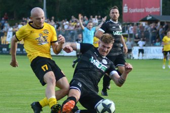 Plauen, Auerbach und Glauchau: So starten die Fußball-Oberligisten in die neue Saison - Das vogtländische Duell zwischen dem VfB Auerbach (Aleksandrs Guzlajevs, links) und dem VFC Plauen (Eric Träger) gab es zuletzt in der Spielzeit 2023/24. Damals gewannen die Plauener beide Begegnungen – das Hinspiel in Auerbach (im Bild) mit 3:1, zu Hause dann mit 2:1.
