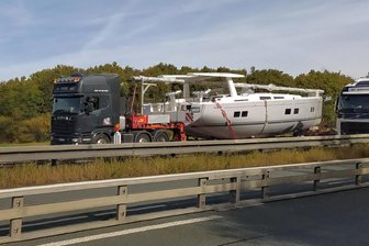 Plauen: Auf Autobahn gestrandete Luxusyacht abgeholt - Montagmittag koppelte die Zugmaschine an. Die Polizei lotste den Transport von der kurz gesperrten Autobahn.