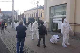 Plauen: Aufzug von Vermummten sorgt für Aufsehen - In weißer Schutzkleidung und mit weißen Gesichtsmasken ist eine Gruppe am Freitagnachmittag durch die Innenstadt gezogen. Unter den Maskierten war auch eine Initiatorin der Plauener Bürgerinitiative "Querdenker 2020", die bereits an sogenannten Corona-Spaziergängen teilgenommen hatte.
