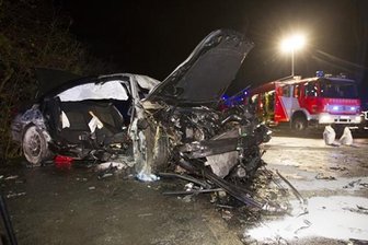 Plauen: Auto prallt gegen Baum - drei Schwerverletzte -