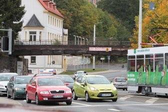 Plauen: Baustart für neuen City-Bahnhof - In unmittelbarer Nähe dieser alten Bahnbrücke an der Reichenbacher Straße entsteht der Haltepunkt. Die Brücke wird zudem erhöht und verbreitert.
