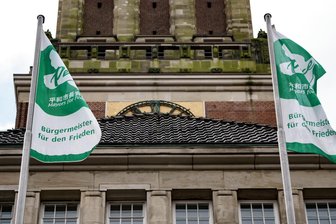 Plauen beteiligt sich erstmals mit einer Flagge an der Aktion „Mayors for Peace“ - Wie hier in Kiel weht am Dienstag auch in Plauen die Friedens-Flagge.