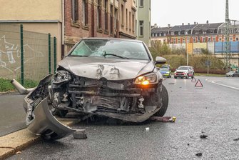 Plauen: Betrunkener fährt gegen Laterne -