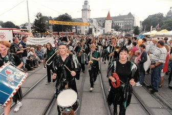 Plauen bewirbt sich um Ausrichtung des Tages der Sachsen 2027 - Festumzug beim Tag der Sachsen 1997 in Plauen: 30 Jahre später will die Kommune erneut das Volksfest austragen.