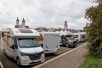 Plauen bietet Urlaubern bald Caravanstellplätze im Stadtzentrum - Diese Fotomontage zeigt, wie es spätestens 2023 am Neustadtplatz aussehen könnte.