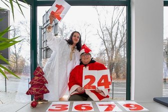 Plauen bietet wieder Adventskalender im Schaufenster - Julia Postier (links) und Doritta Korte vom Verein Colorido läuten mit ihrer Aktion den Jahresendspurt ein. 