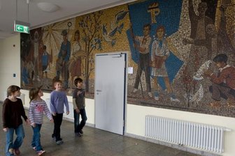 Wandbild im Flur der frisch sanierten Grundschule Reusa