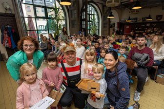 Plauen ehrt die fleißigsten Sammler von Altbatterien - Erzieherin Kristin Uhlemann (rechts) kam mit zehn Kindern von der Kita Marienkäfer aus Großfriesen zur Siegerehrung. Kein anderer Teilnehmer hatte mehr Altbatterien gesammelt als diese Kita.
