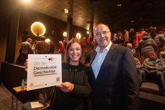 Plauen erhält Plakette „Ort der Demokratiegeschichte“ - Freuen sich über die Plakette als Ort der Demokratiegeschichte: Bundestagsabgeordnete Yvonne Magwas und Plauens OB Steffen Zenner.