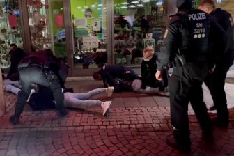 Plauen erlebt ein unruhiges Wochenende - Ein Jugendlicher war bei einer Kontrolle vor der Plauener Stadtgalerie bewaffnet: nach Polizeiangaben mit einer Schreckschusspistole.
