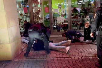 Plauen erlebt unruhige Tage - Ein Jugendlicher war bei einer Kontrolle vor der Plauener Stadtgalerie bewaffnet: nach Polizeiangaben mit einer Schreckschusspistole.