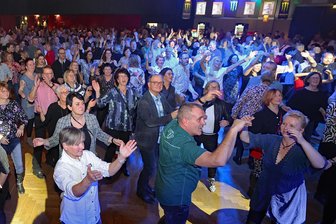 Plauen feiert „55 Jahre Disco in der Stadt“: Besucher erzählen, wie sie die einst wilden Zeiten erlebt haben - Die Partygäste feierten am Samstag in der Festhalle auf und neben der Tanzfläche ihre Lieblings-Hits aus den vergangenen Jahrzehnten.