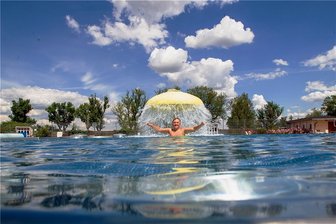 Plauen: Freibad Preißelpöhl öffnet am Mittwoch - Das Freibad im Plauener Stadtteil Preißelpöhl öffnet am Mittwoch. Im Vorjahr gehörte Pascal Männel dort zu den ersten Besuchern. 