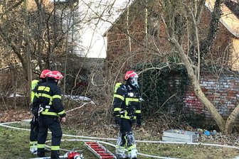Plauen: Garagenbrand ruft Feuerwehr auf Plan -
