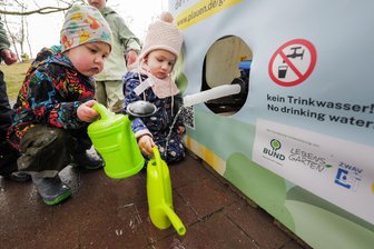 Plauen gießt: Neue Mitmach-Aktion soll Stadtgrün durch trockenen Frühling bringen - Kleine Kanne, große Wirkung: Jakob und Merle füllen ihre Gießkannen auf.