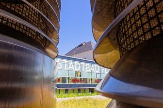 Plauen hält an Großprojekten fest - Das Plauener Stadtbad an der Hofer Straße soll im Rahmen des Städtebau-Modellprojekts noch einen Anbau bekommen. Es ist seit der Eröffnung 2007 durch aktiven Vereinssport quasi permanent überbelegt. Beim Anbau soll jetzt besonderes Augenmerk auf energetische Aspekte gerichtet werden.