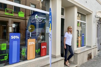 Plauen hat ein neues Schnäppchenparadies: Retourenladen mit geprüfter B-Ware hat im Zentrum eröffnet - Auf der Plauener Dobenaustraße bei Sandra Martin kauft niemand die Katze im Sacke.