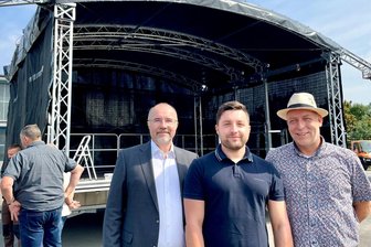 Plauen hat jetzt eine eigene Bühne: Wo sie zum Einsatz kommen wird - OB Steffen Zenner (CDU), sein Büroleiter Lars Krämer und Kulturreferent Hardy Herold.