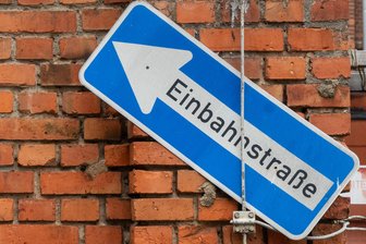 Plauen hat künftig zwei Einbahnstraßen weniger - Einbahnstraßenschilder werden in Haselbrunn abgebaut.