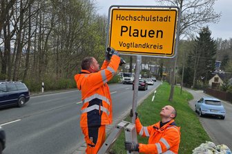 Plauen ist Hochschulstadt: Das kosten die neuen Ortsschilder - Marko Kilisch (links) und Marco Wunderlich vom Stadtbauhof an der Oelsnitzer Straße.