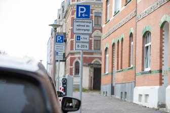 Plauen lockt Ladesäulen-Anbieter mit Sonderkonditionen: Das Echo ist überschaubar - Die Ladestation an der Fichtestraße ist eine von insgesamt zwei neuen öffentlichen Anlagen, die in Plauen im vergangenen Jahr installiert wurden.