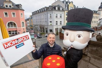 Plauen-Monopoly-Spiel zum Stadtjubiläum geplant - Florian Freitag (links) und "Mr. Monopoly" gaben jetzt den Startschuss für die Bürgerbeteiligung zum neuen Plauen-Spiel.