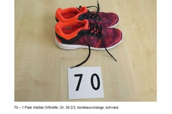 Plauen: Mutmaßlicher Täter nach 269 Kellereinbrüchen und Schuhdiebstählen gestellt - Schuhe suchen Besitzer: Die Polizei hat Fotos vom mutmaßlichen Diebesgut aus bekannten 269 Fällen online gestellt.