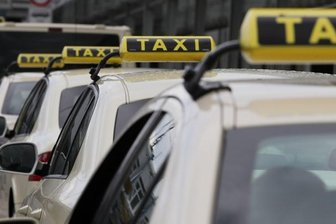 Plauen: Nachts bleiben Taxi-Gäste auf der Strecke - Stoßstange an Stoßstange stehen die Fahrzeuge am Taxistand am Oberen Bahnhof in Plauen. Wer jedoch in den Abend- oder Nachtstunden telefonisch ein Taxi bestellt, muss oft lange darauf warten.