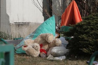 Plauen: Neunjähriges Kind vermutlich von eigener Mutter erstochen - Die 49 Jahre alte Mutter des Kindes warf am Dienstagmorgen Gegenstände aus dem Fenster. Eine Anwohnerin rief die Polizei.