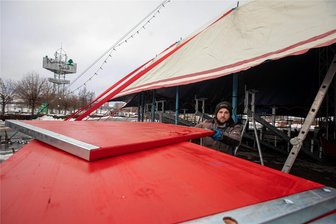 Plauen-Park: Weihnachtszirkus gastiert mit neuem Zelt - André Renz beim Aufbau der Böden im Innern des neuen Zirkuszeltes.