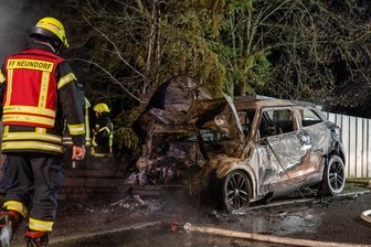 Plauen: Pkw und Scheune brennen vollständig aus -