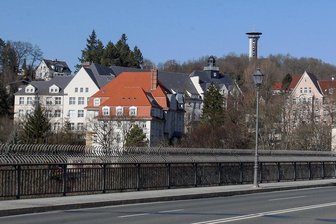 Plauen: Pläne für neue Wohnanlage am Bärenstein sorgen für Kritik - Ein Investor will im Bärenstein-Gebiet zwischen der IHK (rechts im Foto) und dem Straßenbauamt (Gebäude links mit rotem Dach) bauen. 