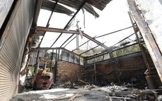 Plauen: Polizei ermittelt Ursache für Brand in Fahrzeughalle - Neben der Halle hat das Feuer auch den Gabelstapler des Transportunternehmens zerstört.