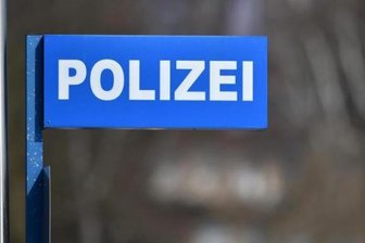 Plauen: Psychisch Auffälliger springt auf drei Autos -