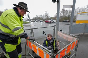Plauen rüstet auf: Montage neuer Blitzsäulen beginnt - Hardy Brandl (links) und Simon Starke von der Firma Verkehrsanlagen bereiten die Installation der neuen Blitzsäule am Elster-Park vor.