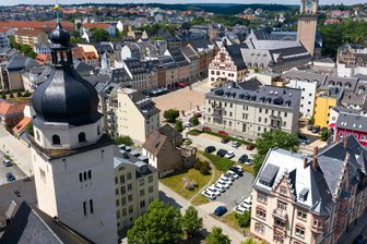 Plauen schrumpft: Weniger Einwohner zum Jahresende - Blick auf Plauen mit Altmarkt, Rathaus und Johanniskirche: Die Einwohnerzahl ist weiter rückläufig.
